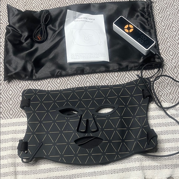 LED Light Therapy Mask - Picture 6 of 9